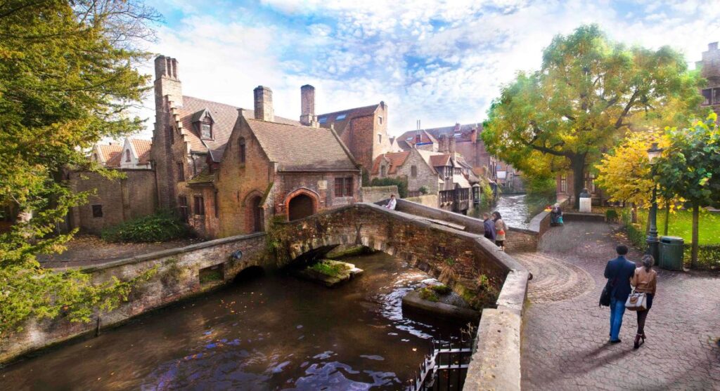 Brugge kanalı üzerindeki taş köprü ve ortaçağ tuğla evler