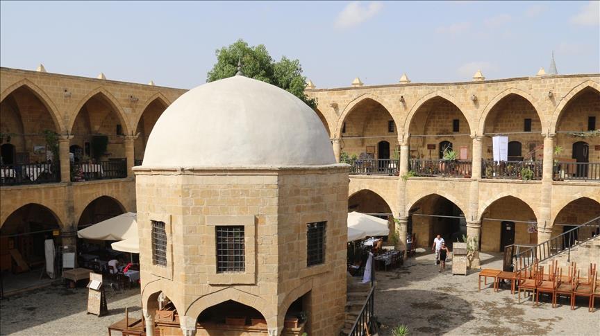 Lefkoşa Büyük Han'ın kubbeli avlu mescidi ve kemerli iki katlı revakları