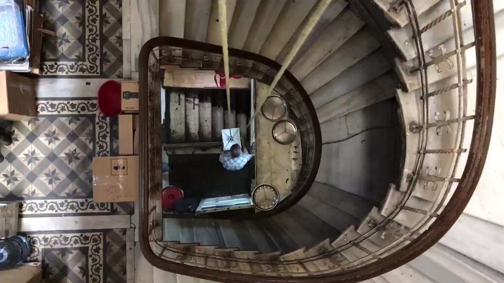 Eski hanın çini döşemeli sahanlığına bakan spiral merdiven boşluğu