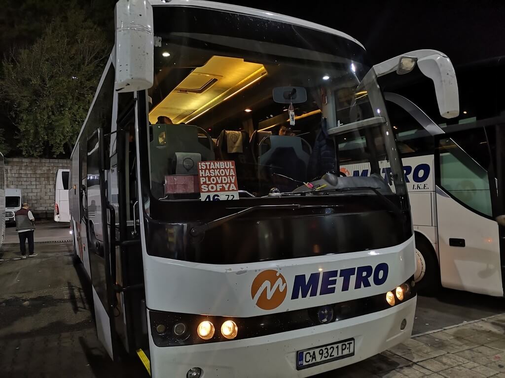 Sofya güzergah tabelalı Metro Turizm otobüsü gece terminalde