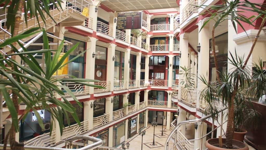 Eminönü'nde palmiyeli çok katlı tarihi han avlusunun iç görünümü