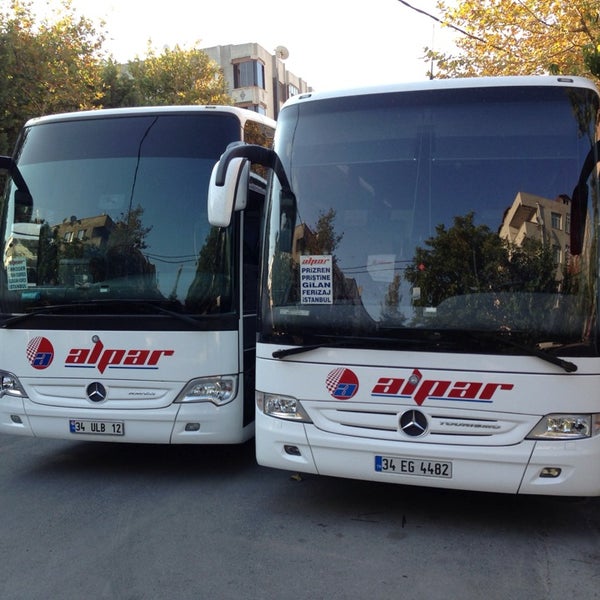 Alpar Turizm'in yan yana park etmiş iki beyaz otobüsü