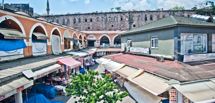 Kürkçü Han avlusu, tezgahlar ve tarihi taş duvarlar, Eminönü