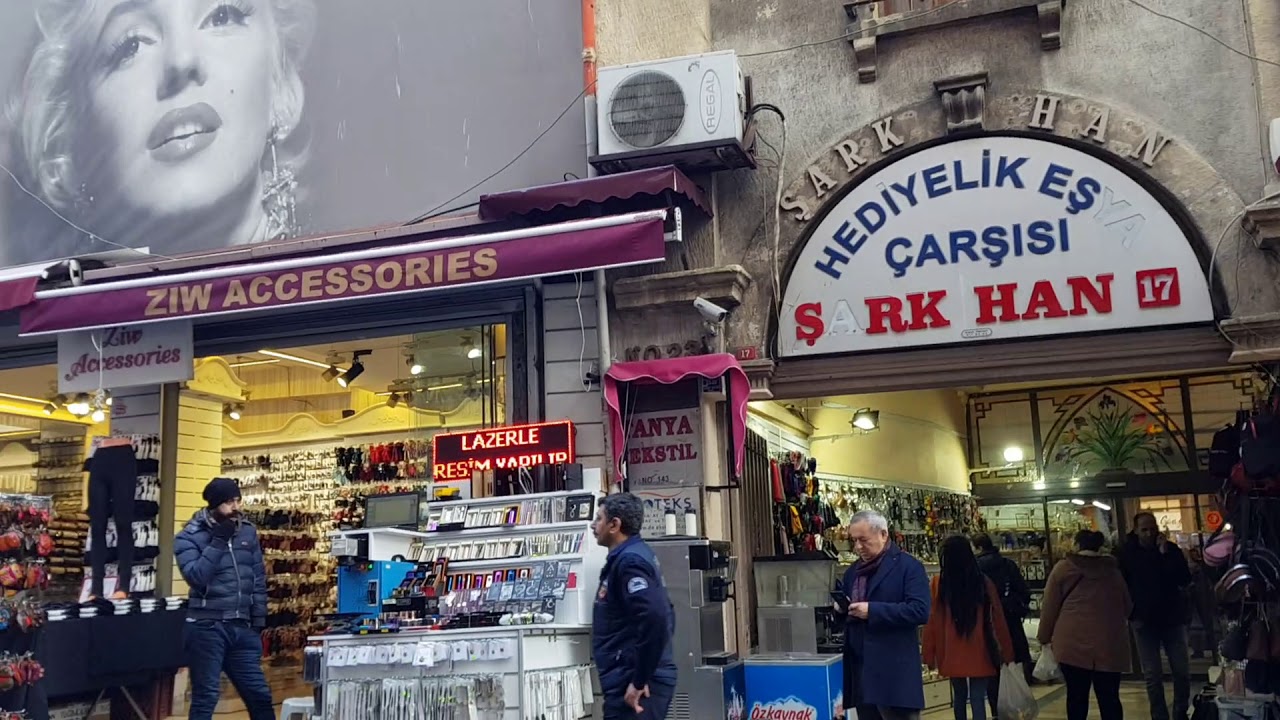 Eminönü'ndeki Şark Han hediyelik eşya çarşısının girişi ve kalabalık sokak