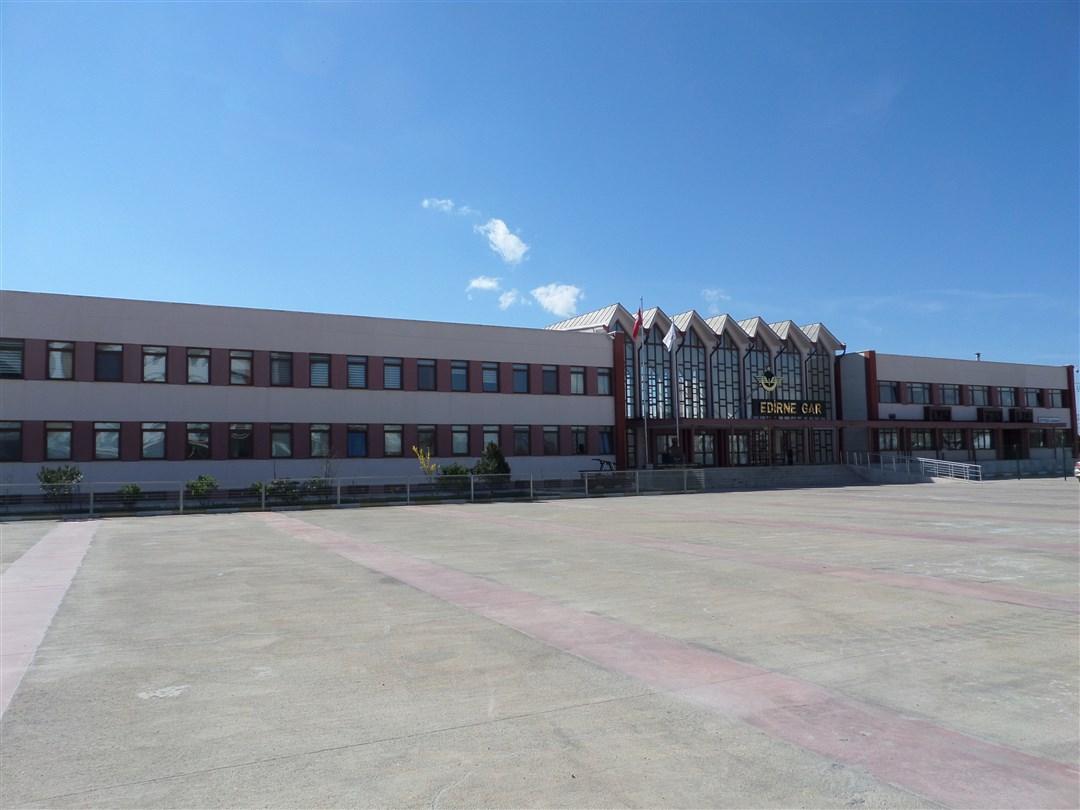 Mavi gökyüzü altında Edirne Gar binasının dış cephesi