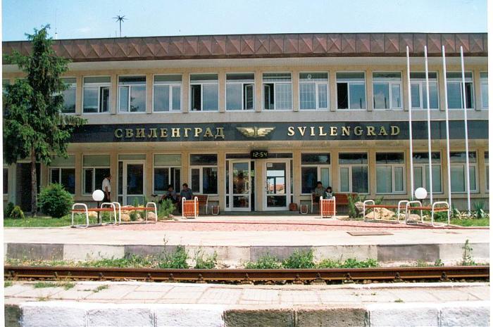 Bulgaristan Svilengrad tren istasyonu binası ve önündeki demiryolu rayları