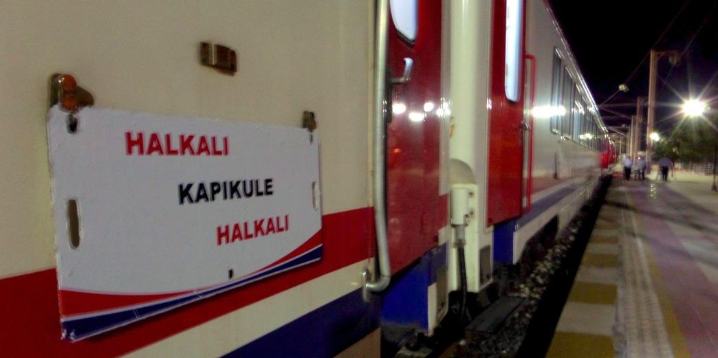 Gece istasyonda Halkalı-Kapıkule güzergah levhalı yolcu treni