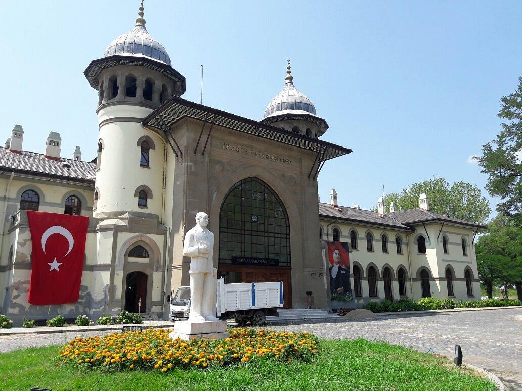 Karaağaç tren istasyonu binası, Atatürk heykeli ve Türk bayrağı, Edirne