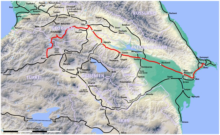 Kars-Gümrü-Tiflis demiryolu hattını kırmızı çizgiyle gösteren bölge haritası