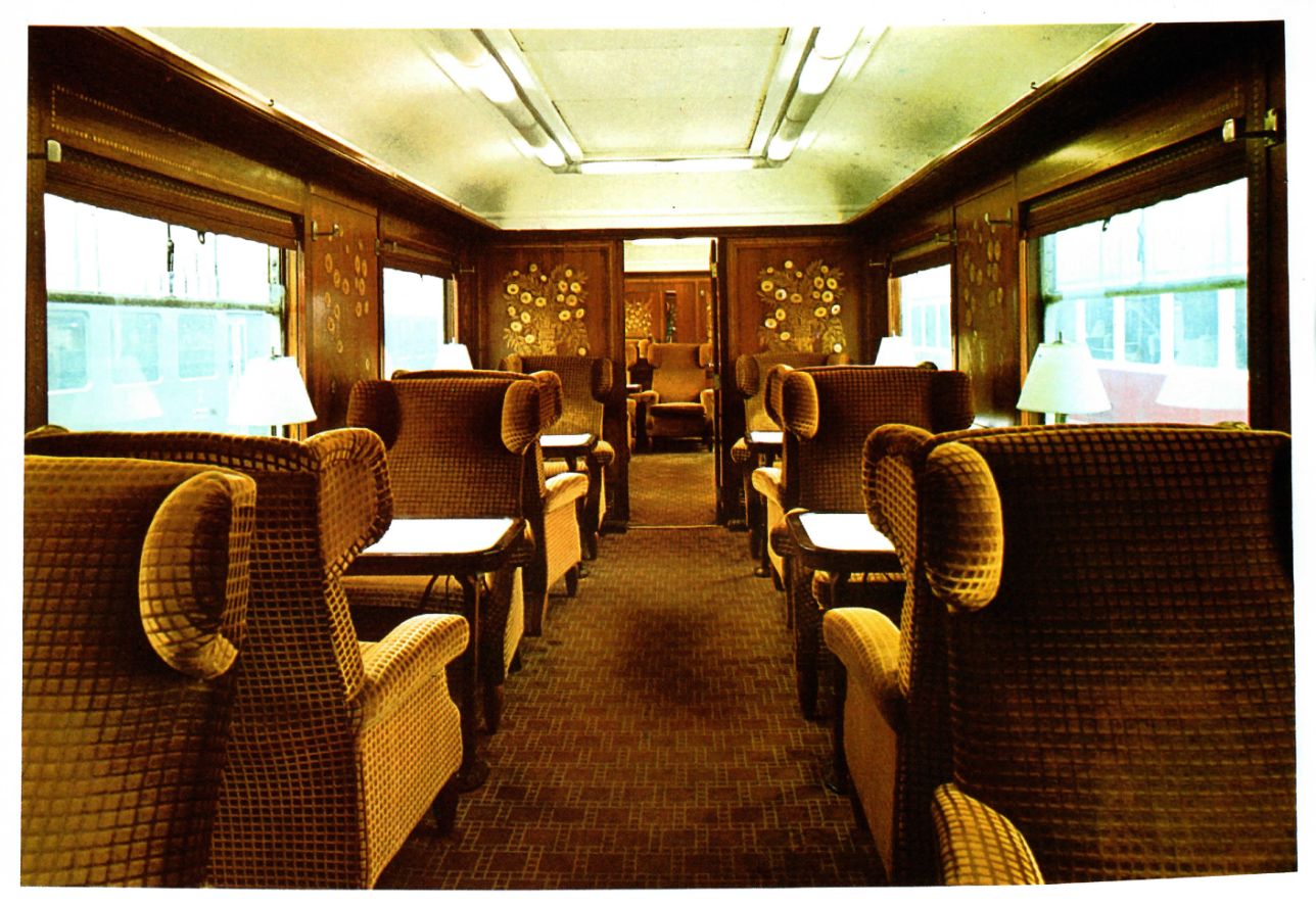 Orient Express'in ahşap kaplamalı lüks salon vagonu iç görünümü