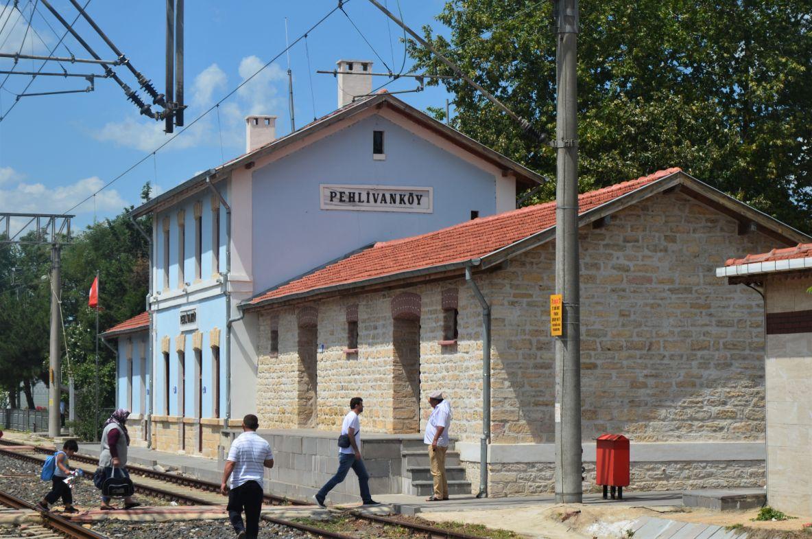 Pehlivanköy tren istasyonunun taş ve kiremitli tarihi binası ile peronu