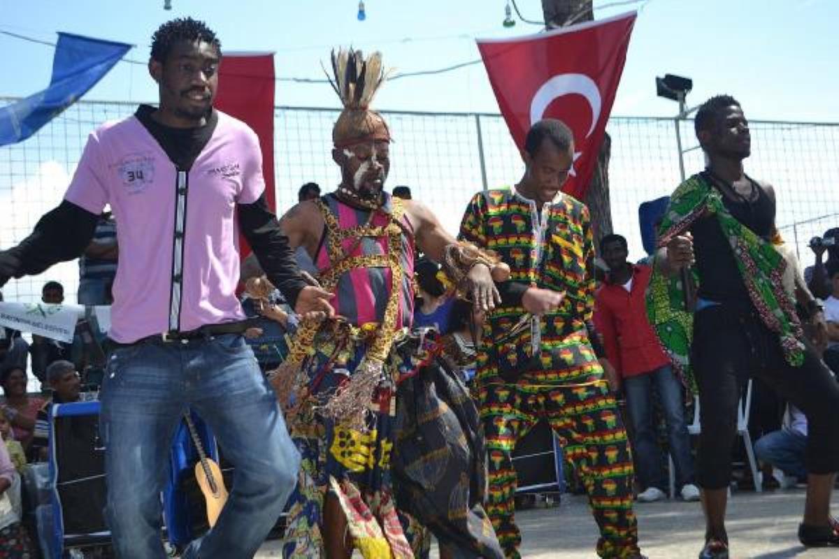 Türk bayrakları önünde geleneksel Afrika kıyafetleriyle dans eden Afro-Türkler