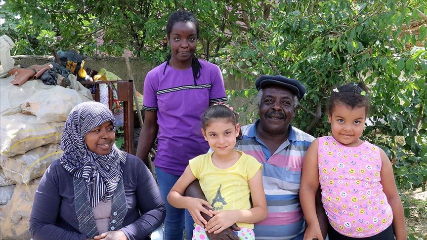 Bahçede bir araya gelmiş Afro-Türk aile, büyükler ve çocuklar