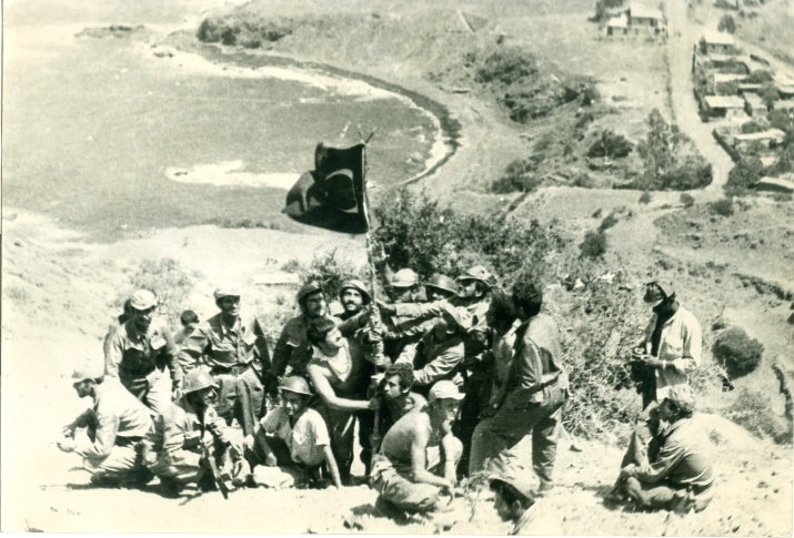 Tepede Türk bayrağı diken askerlerin Erenköy direnişi siyah-beyaz fotoğrafı