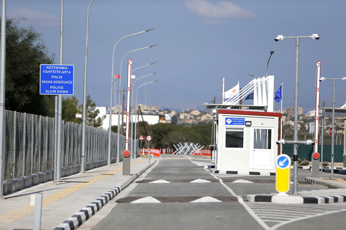 Güney ve Kuzey Kıbrıs arasındaki sınır kapısı, polis kulübesi ve uyarı tabelası
