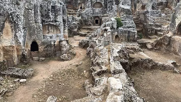 Perre Antik Kenti'nin kayaya oyulmuş kaya mezarları ve oda yapıları