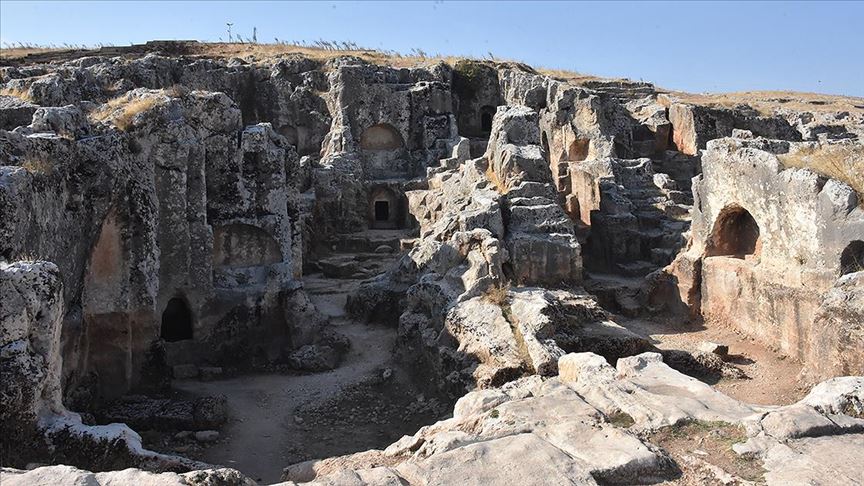 Perre Antik Kenti'nin kayaya oyulmuş kaya mezarları ve antik nekropol