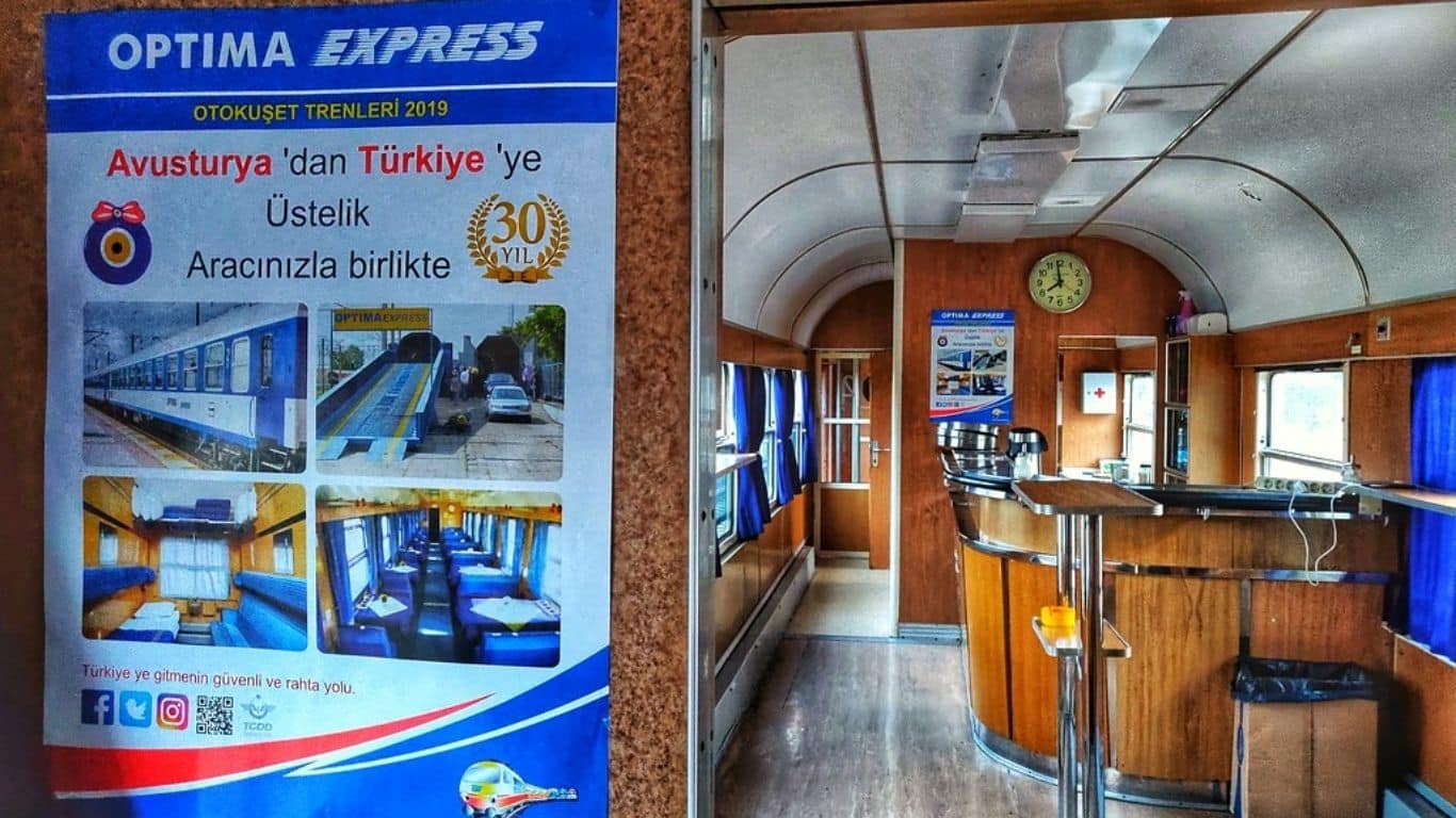 Optima Express otokuşet treninin afişi ve ahşap bar bölümlü vagon içi