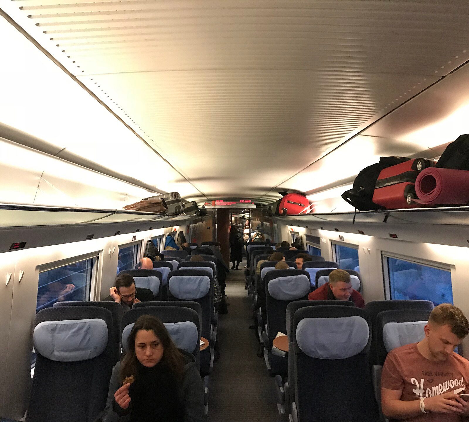 Almanya’da Modern ve Gelişmiş Tren Yolculuğu: Koltuk Rezervasyonu ve LED Ekranların Sırları
