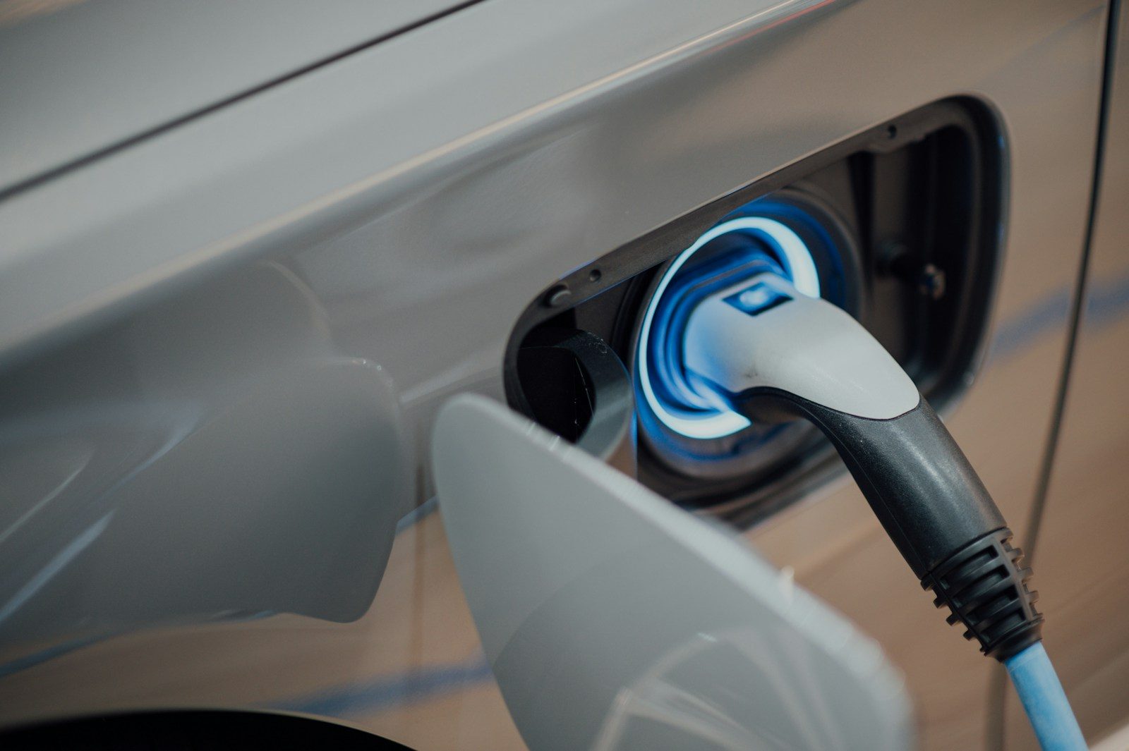 Avrupa’da Elektrikli Araç Kiralamak Mantıklı mı? Şarj, Menzil ve Uygulama Rehberi