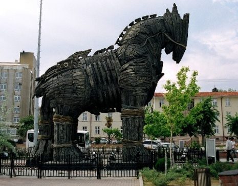 Çanakkale'de Kırmızı Işıkta Bekleyen Efsane: Truva Atlı Trafik Işıkları