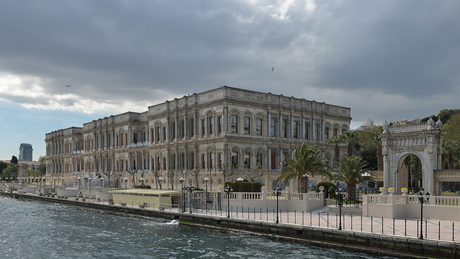 Çırağan Sarayı Bir Mevlevi Mezarlığının Üzerine mi İnşa Edildi?