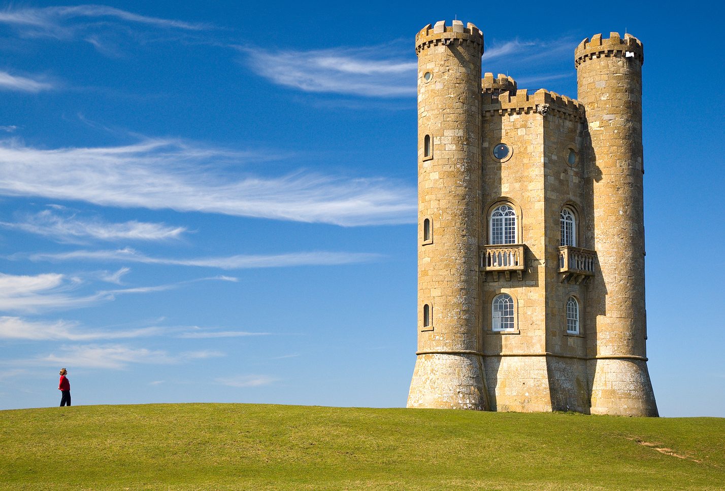 Cotswolds’un Zirvesinde: Tarih ve Doğanın Buluştuğu Broadway Kulesi