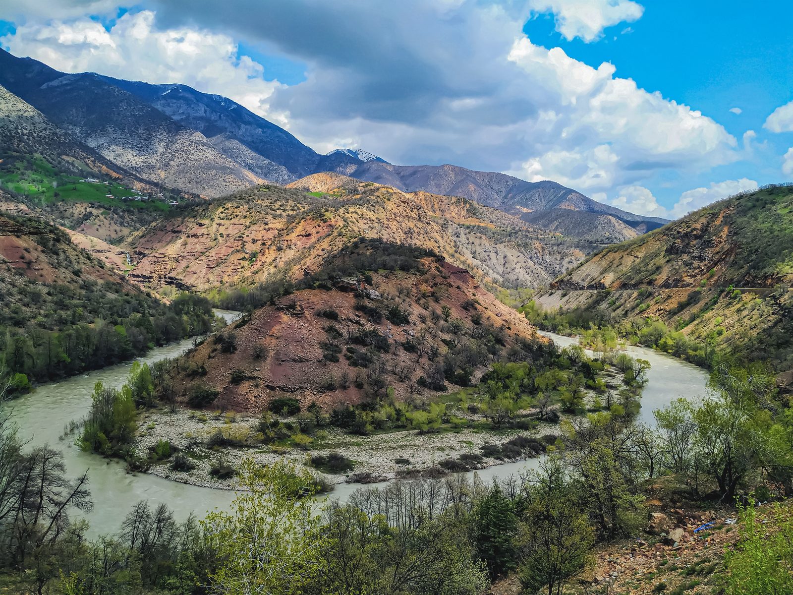 Düzgün Baba Ziyaretgâhı: Dersim Aleviliğinin Dağdaki Kutsal Mekânı