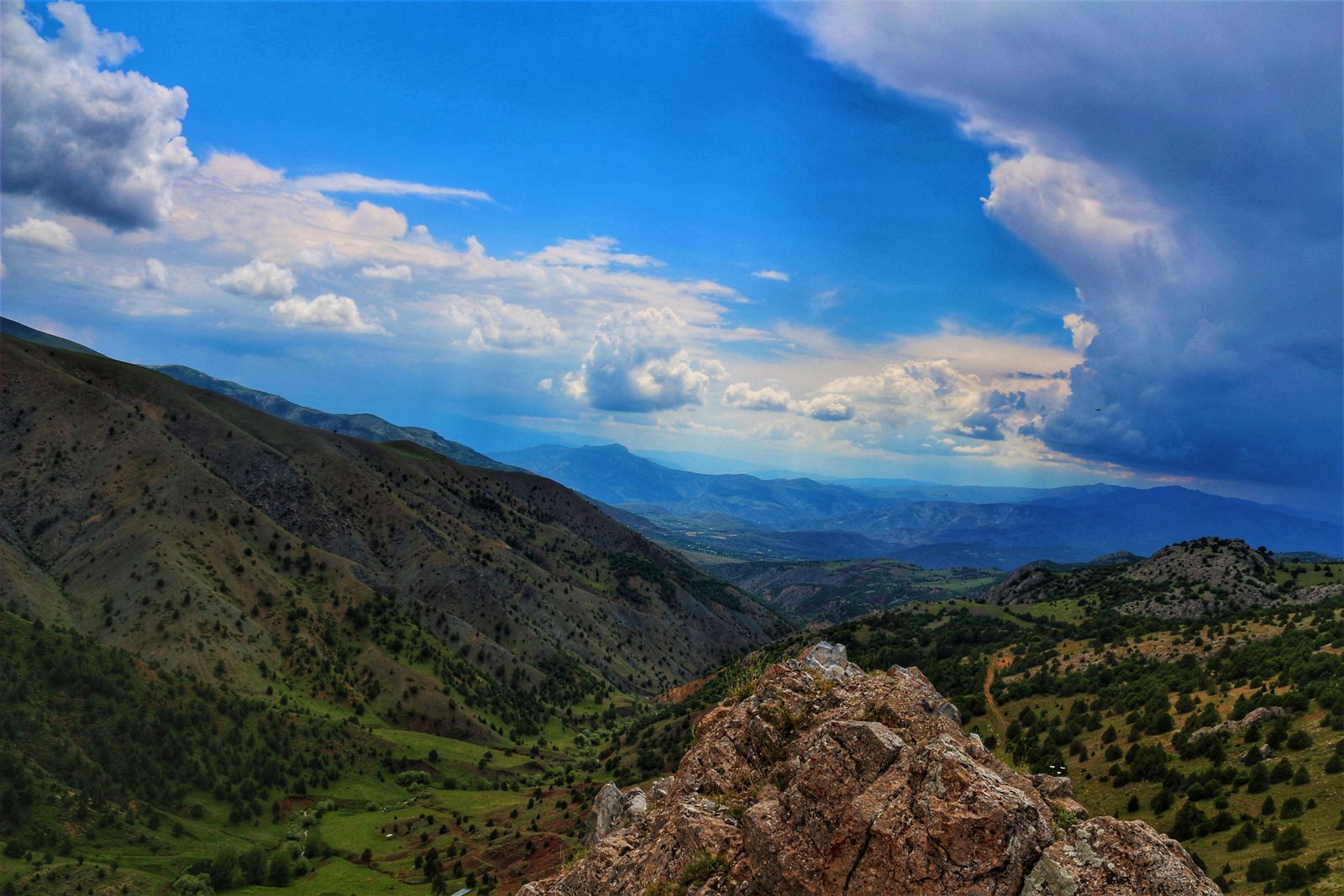 Erzincan'ın Dağlarında Sessizce Duran Taşlar: Sarıgüney Köyü'nün Gizemli Mezarları Ne Anlatıyor?