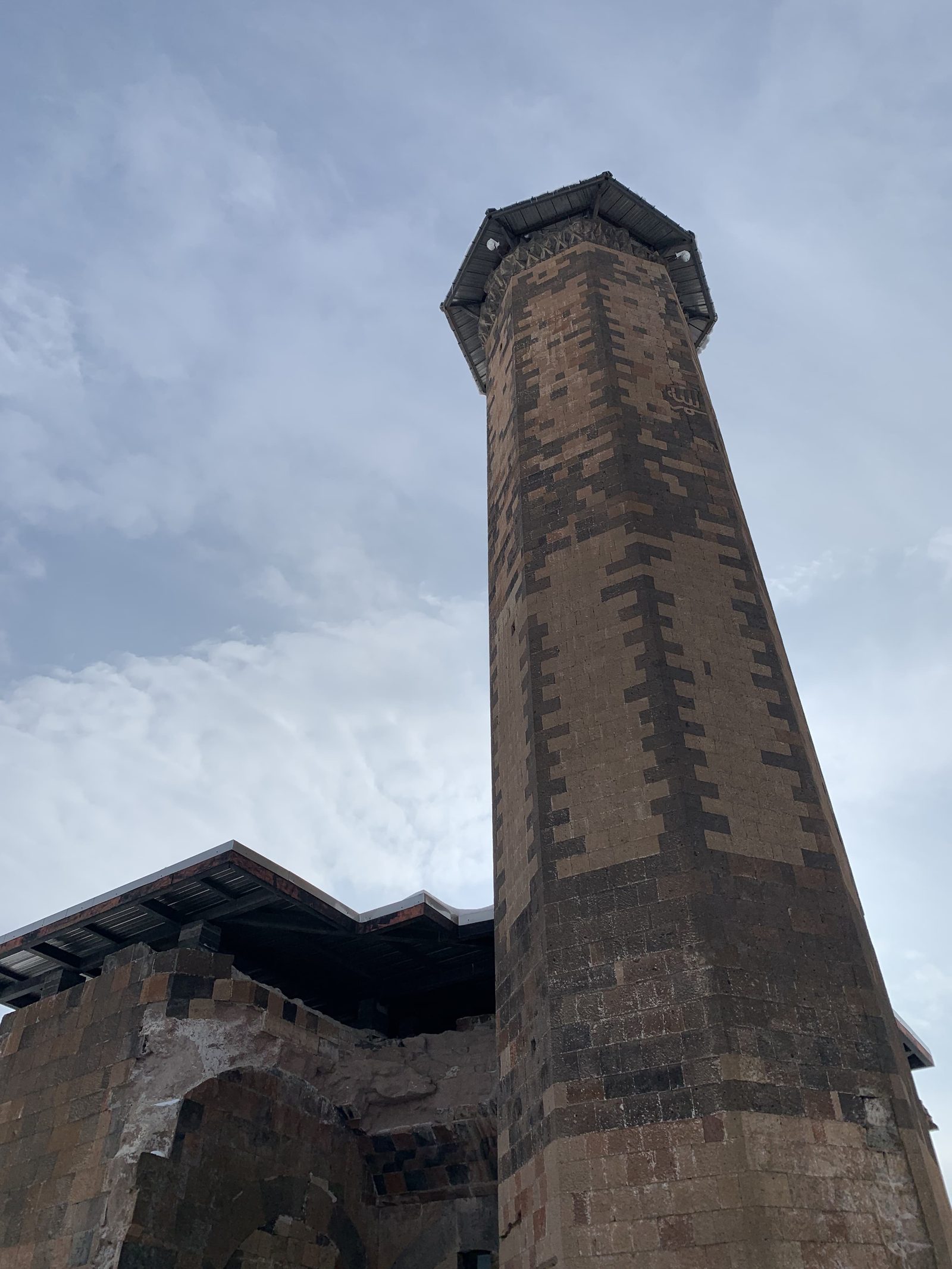 Kars'ın Hayalet Başkentinde Saklı Sır: Menüçehr Camii'ni Gerçekte Kim Yaptırdı?