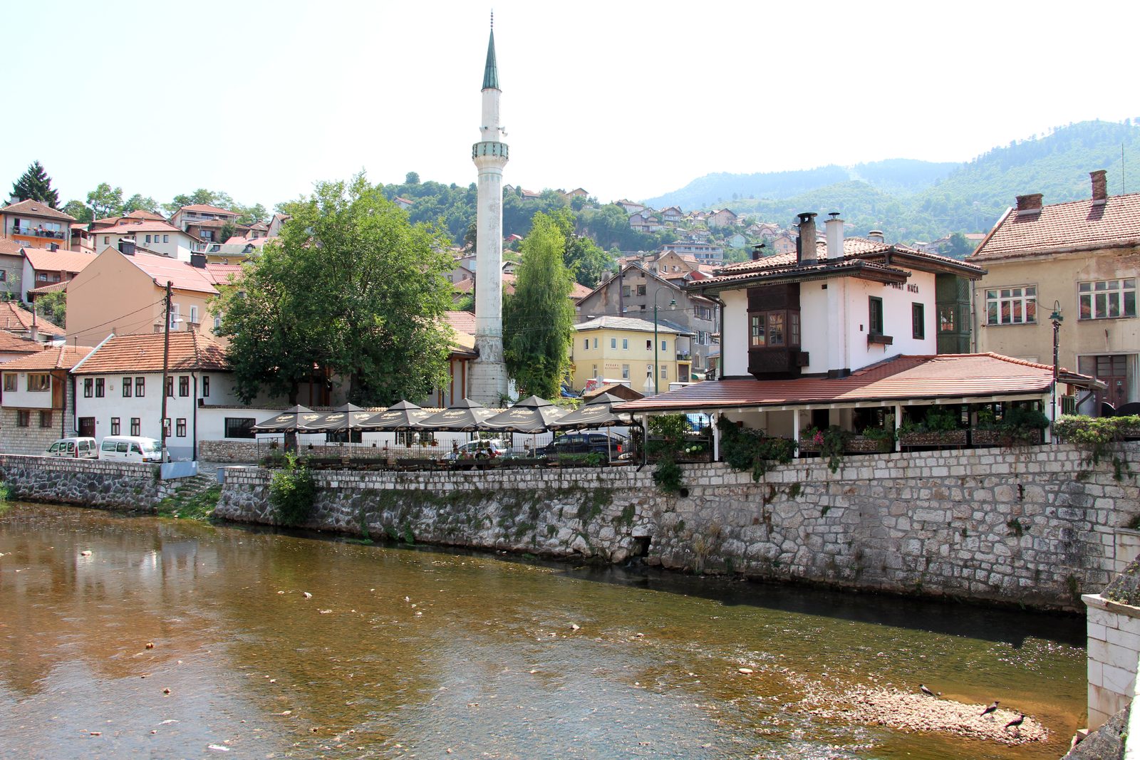 Saraybosna'da Bir Adam Belediyeye İnat Evini Tuğla Tuğla Taşıttı