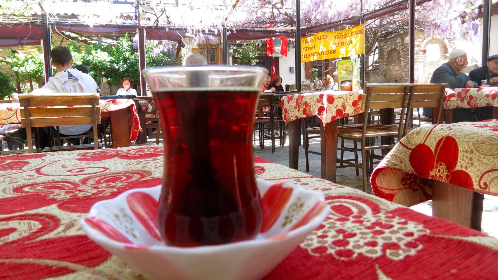 Türkler Neden Bu Kadar Çok Çay İçer? Çayın Gerçek Hikâyesi