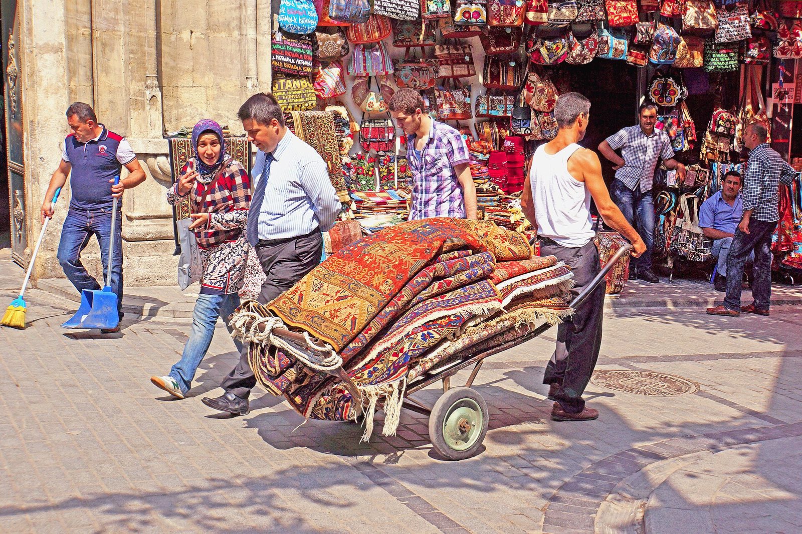 Yurtdışında Alışveriş ve Pazarlık: Çarşıda Kazıklanmadan, Kültüre Saygılı Alışveriş Rehberi