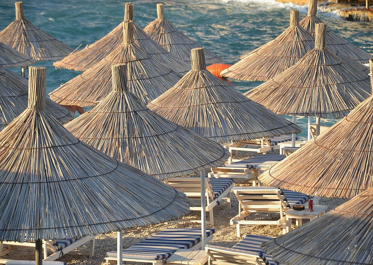 Arnavutluk Pahalı mı? Ksamil, Tiran ve Sahil Rotası İçin Büt
