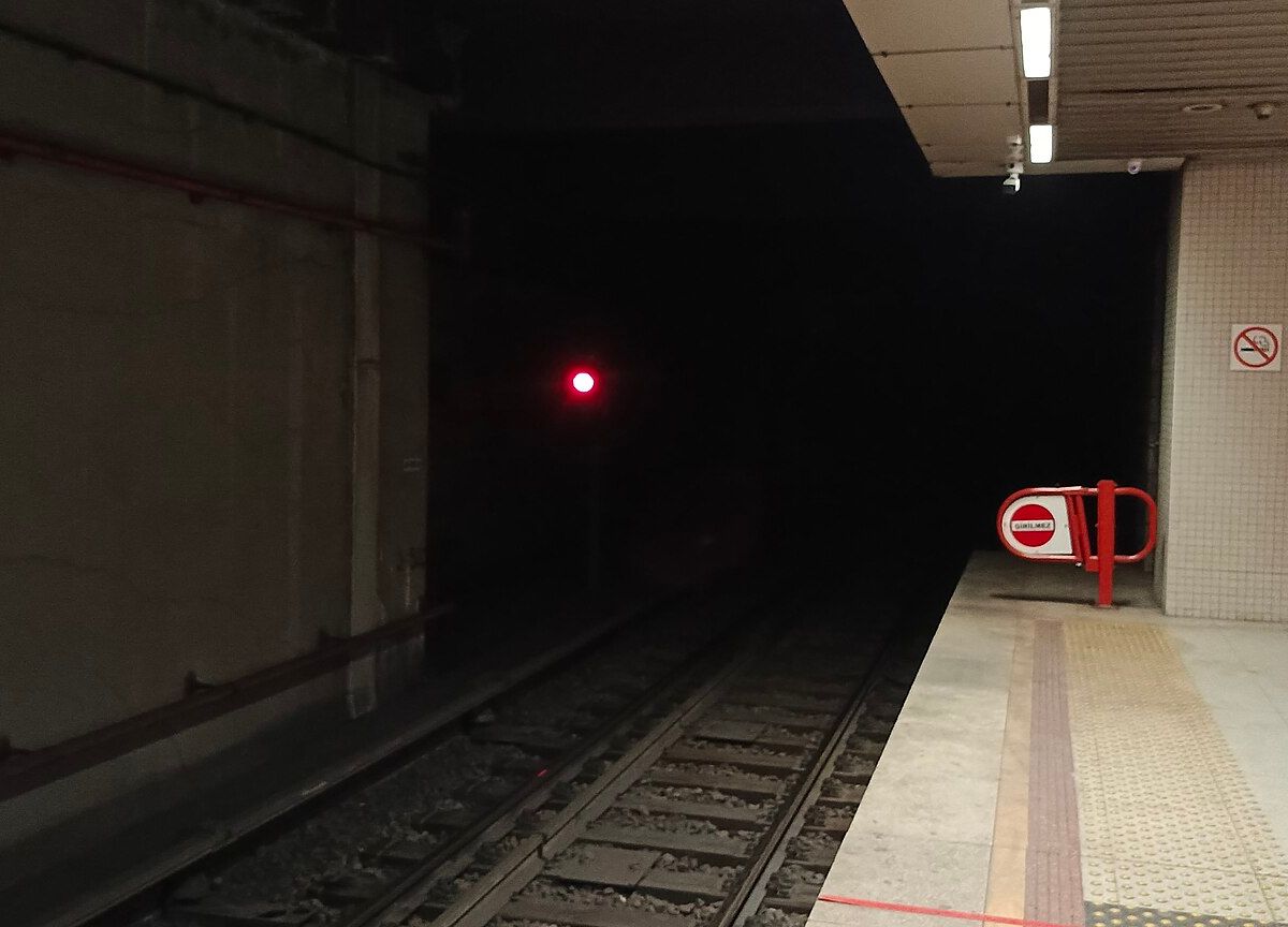 Basmane Tren Garı ve Eyfel Kulesi Efsanesi: Gerçekte İzmir G
