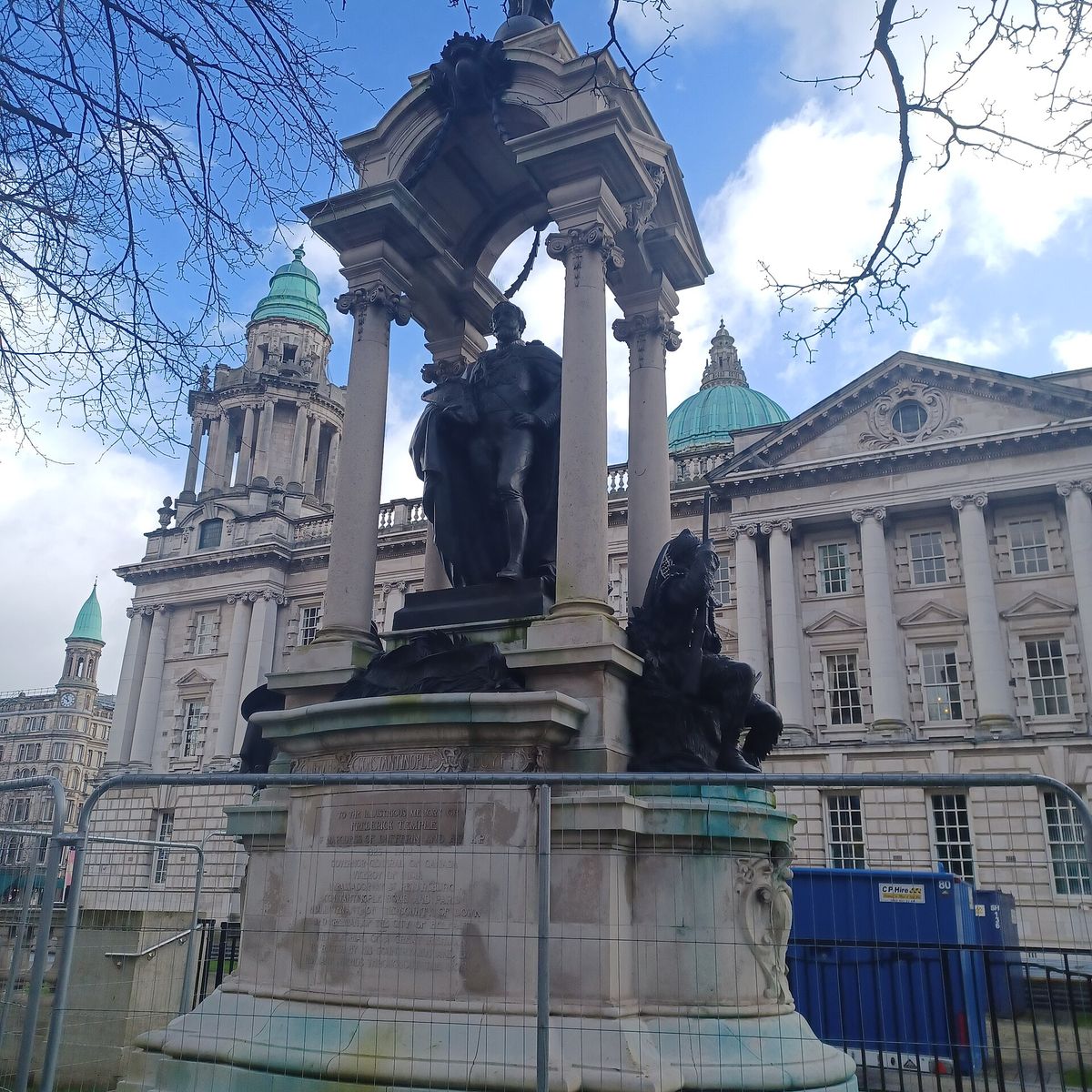 Belfast'ta Bir Anıtın Kaidesinde İstanbul Yazıyor: Lord Duff