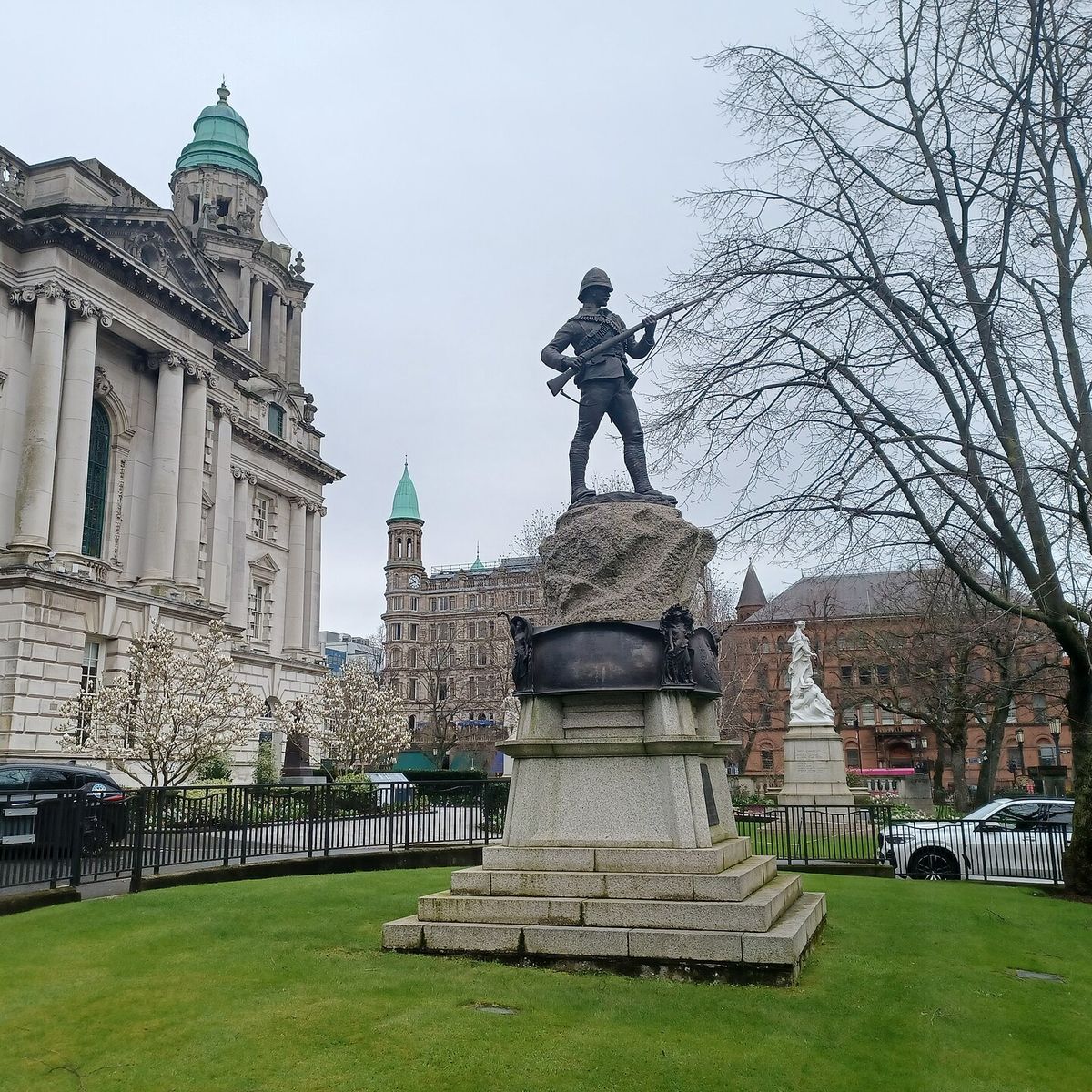 Belfast'ta Bir Anıtın Kaidesinde İstanbul Yazıyor: Lord Duff