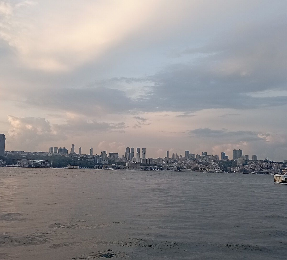 Emirgan Gezilecek Yerler: Korusu, Lale Bahçeleri ve Boğaz Ro