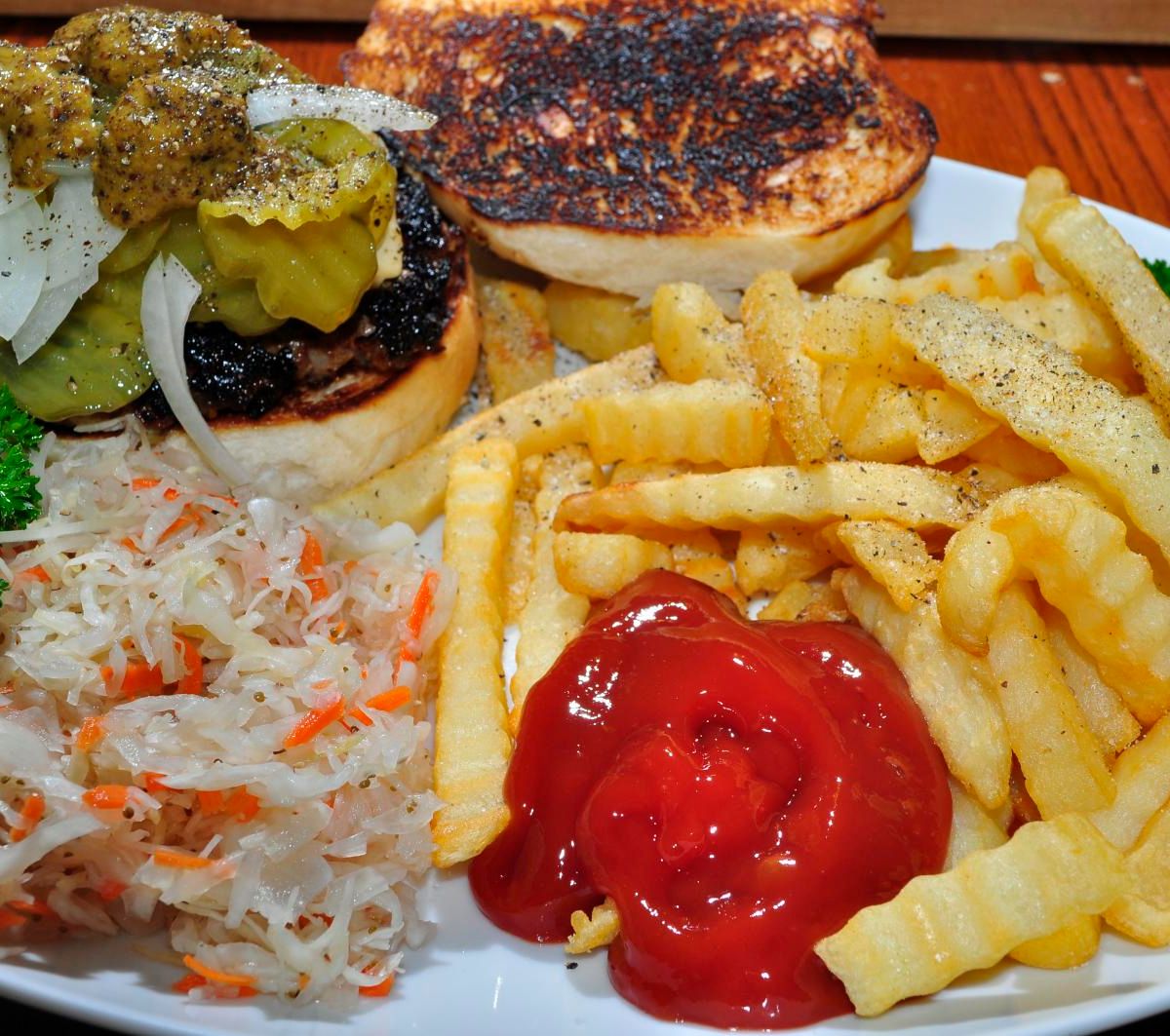 Yurt Dışında Fast Food mu Yerel Yemek mi? Bütçe ve Deneyim R
