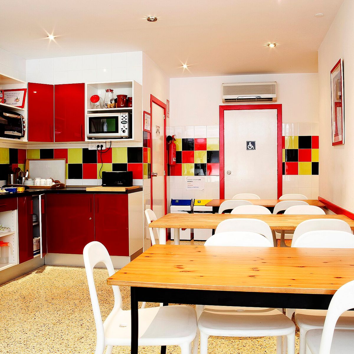 Hostelde Güvenlik Nasıl Sağlanır? Kilitli Dolap ve Eşya Rehb