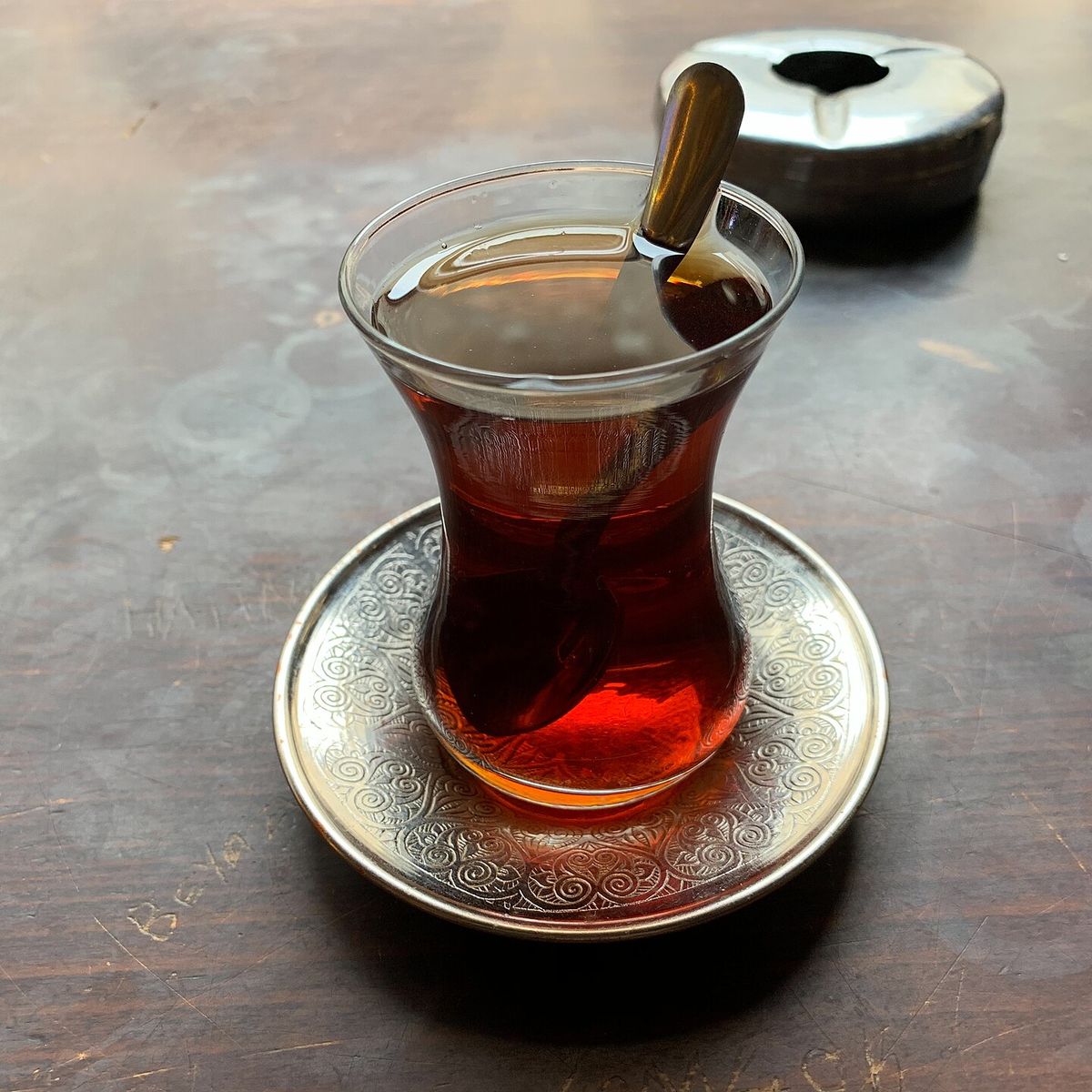 Türkler Neden Bu Kadar Çok Çay İçer? Çayın Gerçek Hikâyesi