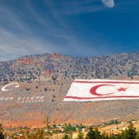 Kuzey Kibris Turk Cumhuriyetinde Bir Gurur Sembolu Besparmak Daglari ve Dev Turk Bayragi